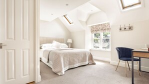 A bedroom with a bed, a desk, a chair, a window with curtains, and a skylight. - Kelsick Villa Guest House - Wansfell (Ambleside)