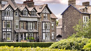 A traditional stone building with multiple windows and a prominent entrance. - Kelsick Villa Guest House - Wansfell (Ambleside)