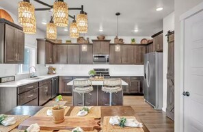 Microwave, oven, stovetop, dishwasher - Gorgeous 5-bedroom house with game room in La Pine. Perfect for large groups (La Pine)