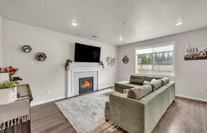 TV, fireplace - Gorgeous 5-bedroom house with game room in La Pine. Perfect for large groups (La Pine)