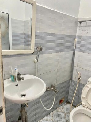 Sturta, snyrtivörur án endurgjalds, hárblásari, inniskór