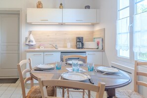 Fridge, microwave, oven, stovetop - Le logis chez bompain (Brizambourg)