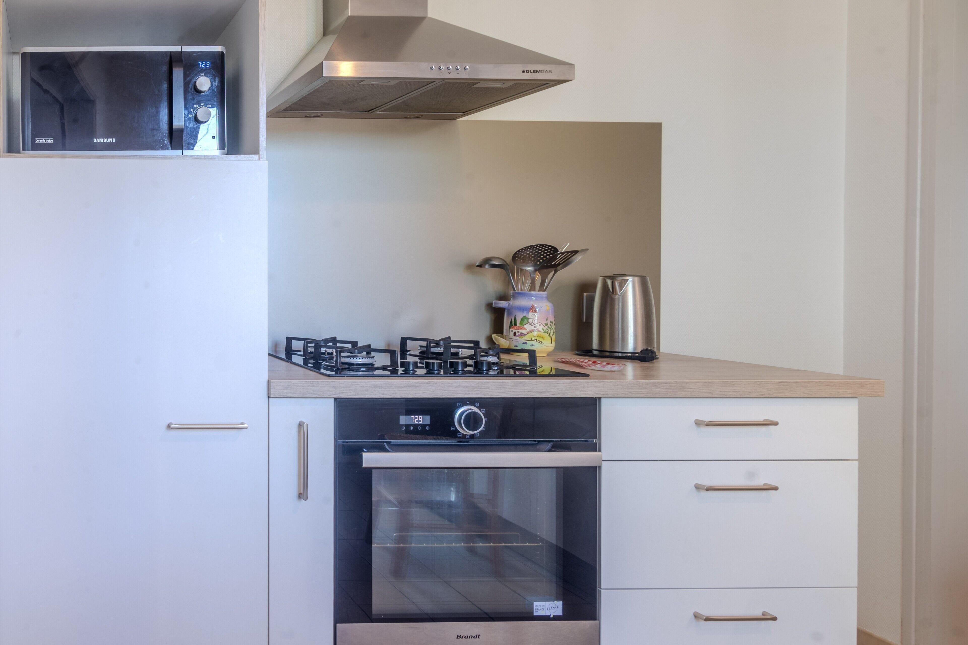 Køleskab, mikrobølgeovn, ovn, kogeplade