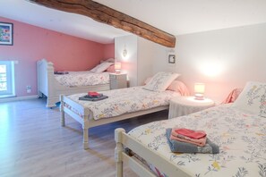 3 bedrooms, iron/ironing board, WiFi, bed sheets