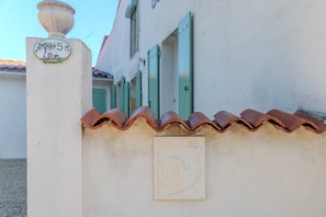 A building with a number plaque, green shutters, and a snail relief. - Le logis chez bompain (Brizambourg)