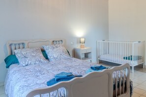 3 habitaciones, tabla de planchar con plancha, wifi y ropa de cama 