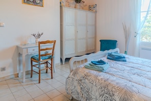 3 bedrooms, iron/ironing board, WiFi, bed sheets