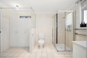 Douche, sèche-cheveux, serviettes fournies, shampoing