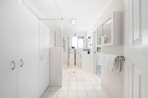 Een douche, een haardroger, handdoeken, shampoo