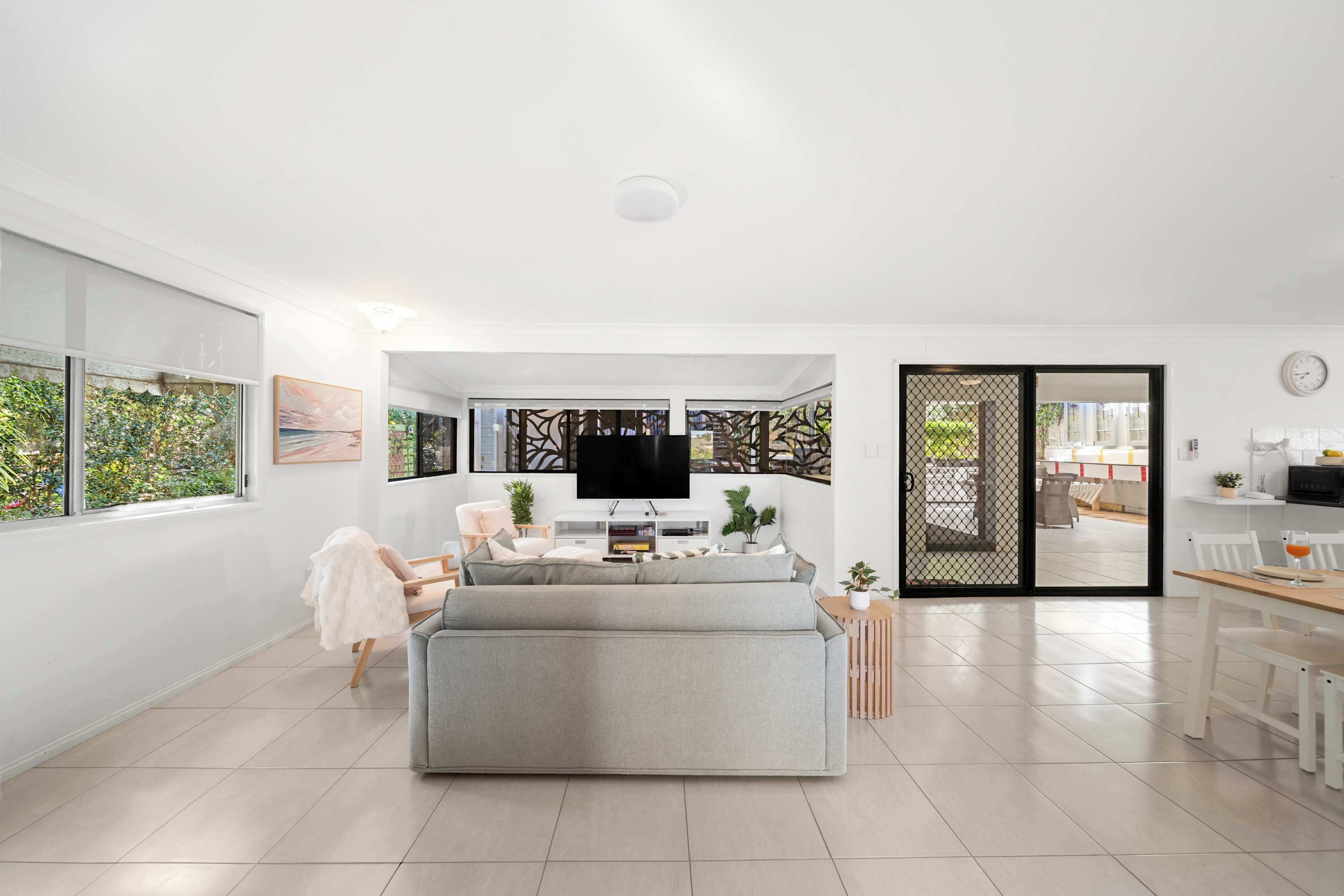 Télévision, livres, espaces bureaux