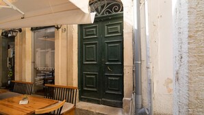 Un restaurante con terraza, una puerta verde y un letrero que dice "MARGHERITA PIZZA RICANMANIA".