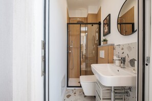 Regadera, secadora de cabello, bidet, toallas 
