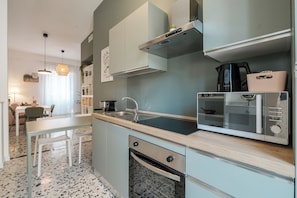 Kühlschrank, Mikrowelle, Ofen, Herdplatte