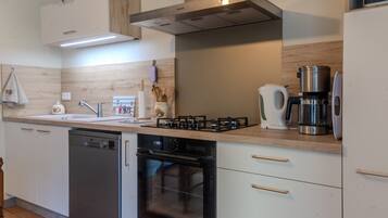 Een koelkast, een magnetron, een oven, een kookplaat