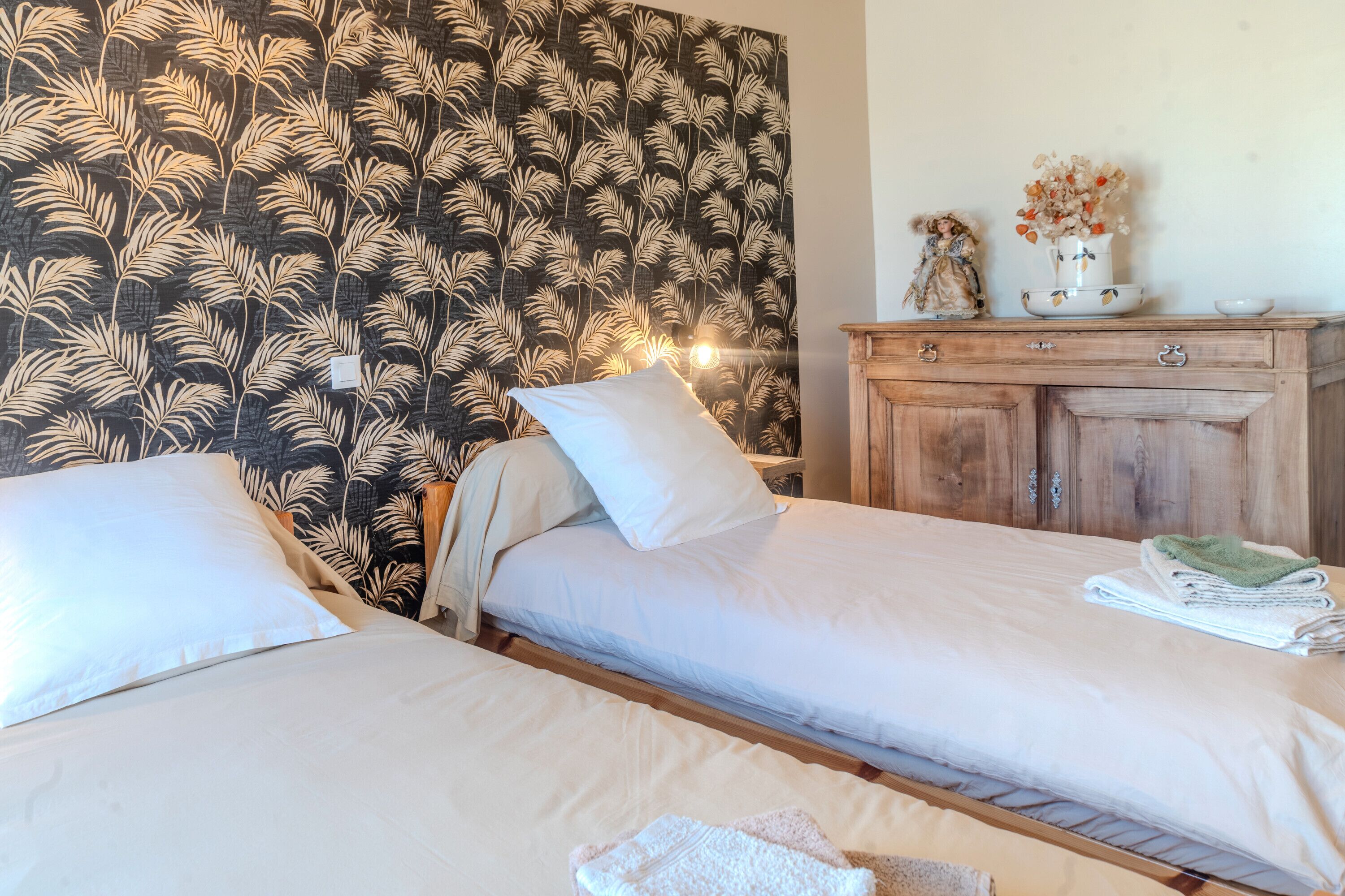 2 bedrooms, iron/ironing board, bed sheets, wheelchair access