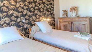 2 chambres, fer et planche Ă repasser, draps fournis