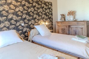 2 bedrooms, iron/ironing board, WiFi, bed sheets