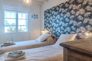 2 dormitoris, planxa i posts de planxar i roba de llit