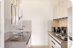 Private kitchen - Sunrise Riverfront Stay with Private Viewpoint (Dabolim)