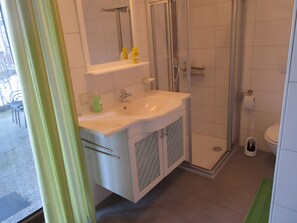 Douche, sèche-cheveux, serviettes fournies