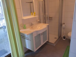 Douche, sèche-cheveux, serviettes fournies