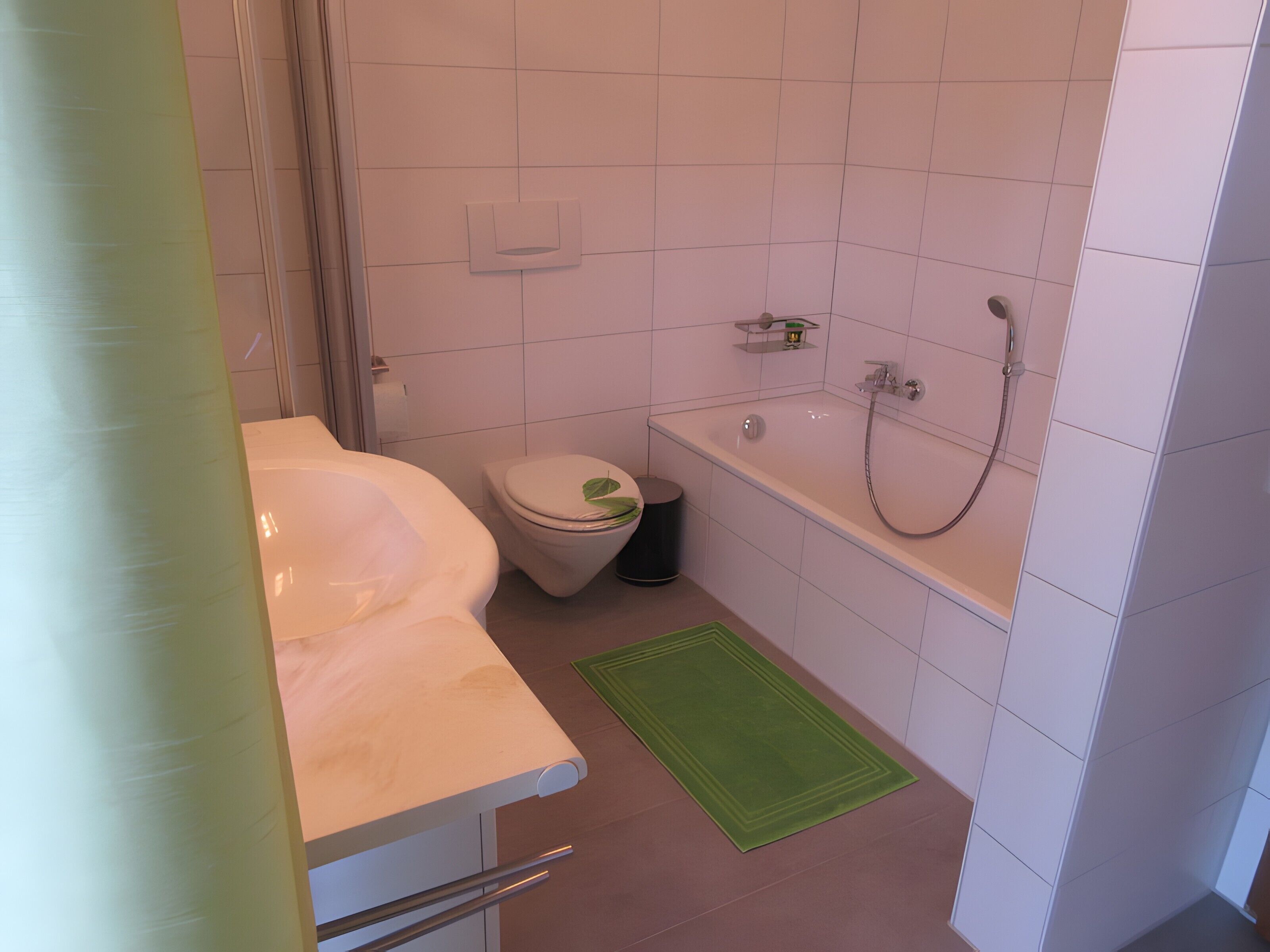 Une salle de bain avec un lavabo, des toilettes et une baignoire.