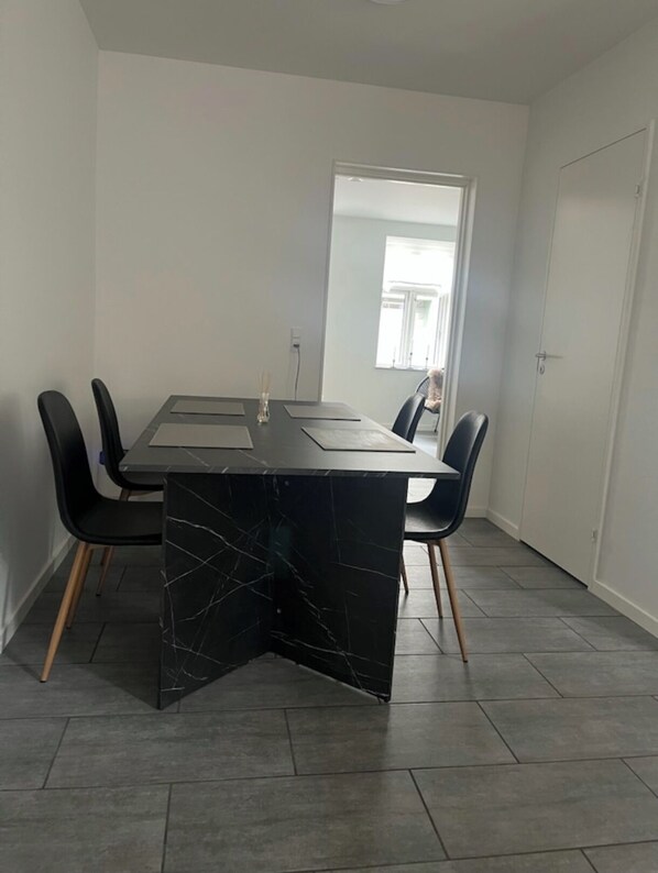 Apartment, 1 Schlafzimmer, Raucher, Balkon | Speisen