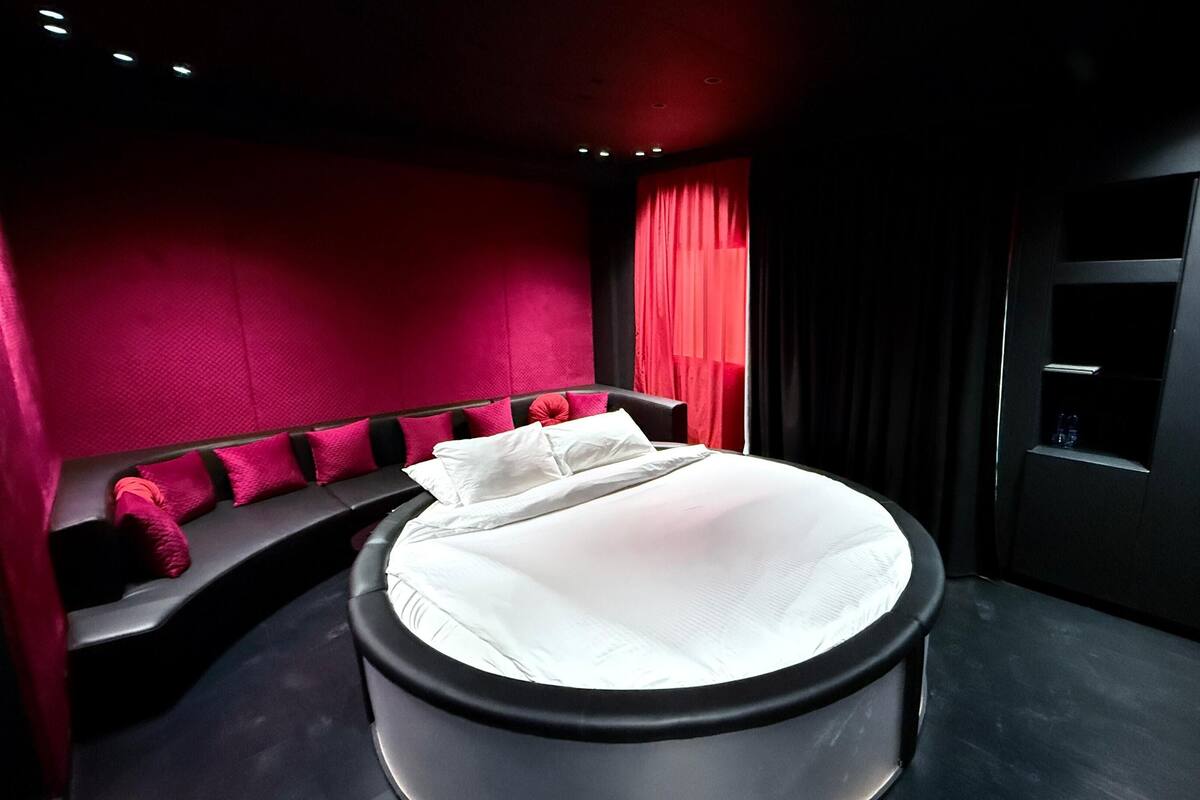 Honeymoon Room, Jetted Tub | Soundproofing, free WiFi, bed sheets