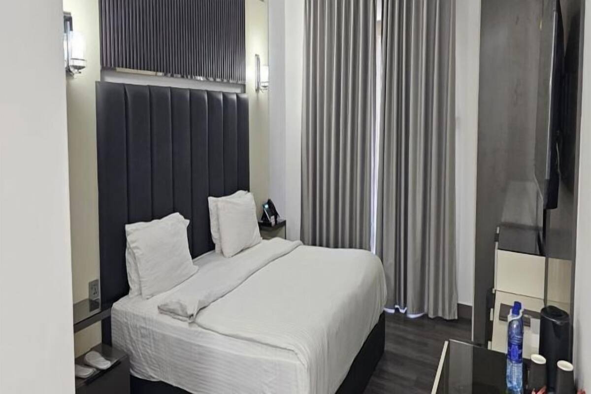 Soundproofing, free WiFi, bed sheets