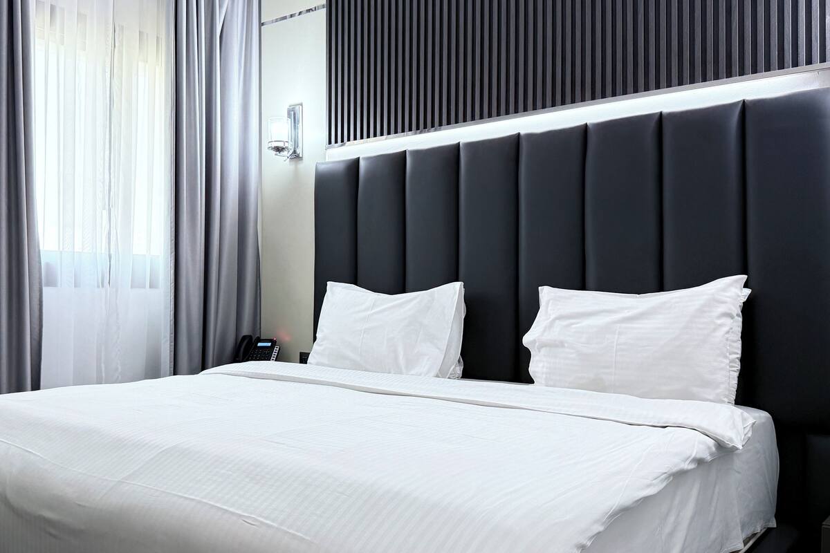 Soundproofing, free WiFi, bed sheets