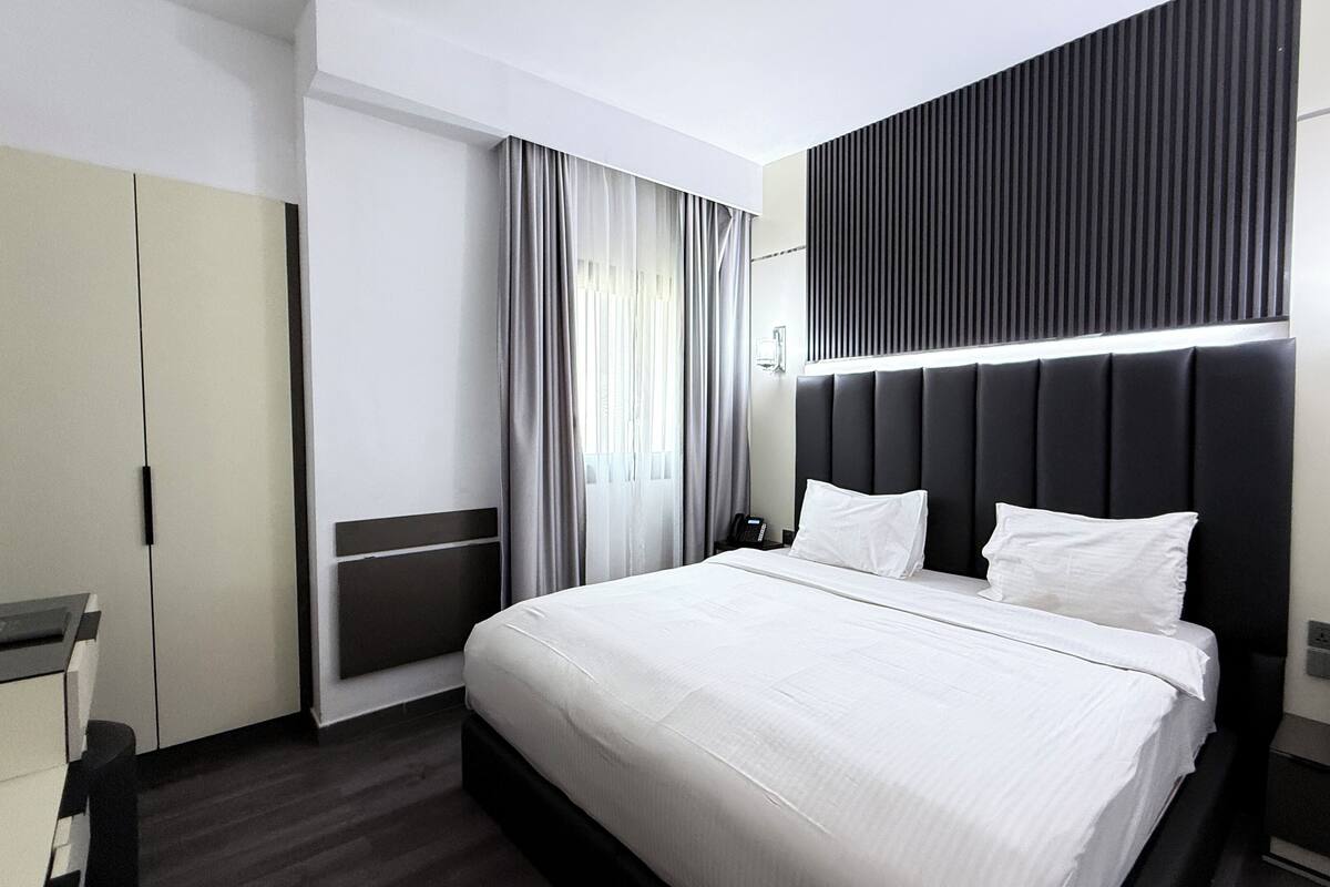 Soundproofing, free WiFi, bed sheets