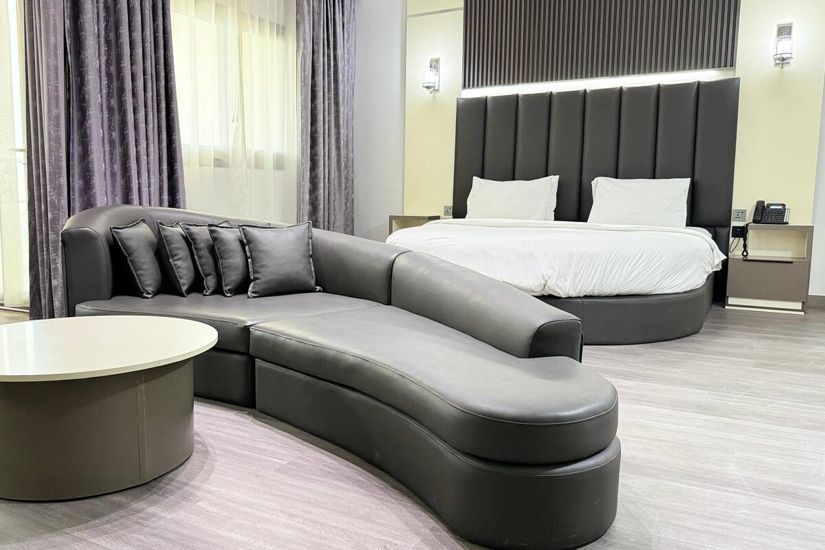 Presidential Suite, Jetted Tub | Soundproofing, free WiFi, bed sheets