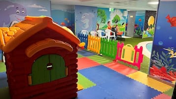 Área de juegos infantiles techada