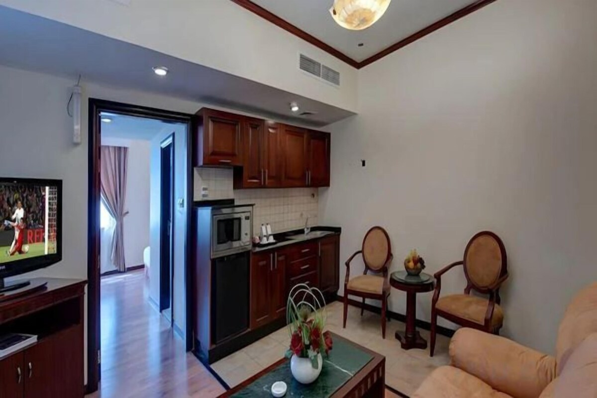 Living area | 32-inch flat-screen TV with cable channels