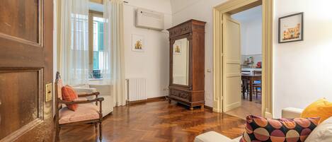 アパートメント ダブルベッド 1 台 | リビング エリア | 30 インチのテレビ (衛星放送視聴可)