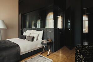 Classic Double Room | In-room safe, iron/ironing board, free WiFi