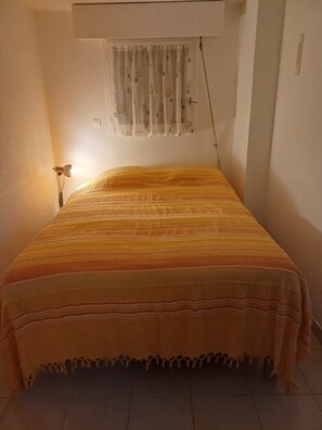 Free WiFi, bed sheets