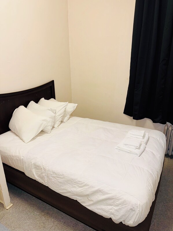 Kamar Double Basic, 1 Tempat Tidur Queen, Bebas Asap Rokok | Seprai katun Mesir, seprai premium, dan selimut bulu angsa