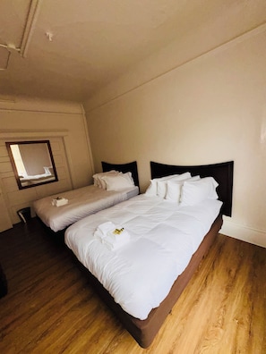 Quadruple Room, 2 Queen Beds, Non Smoking | Desk