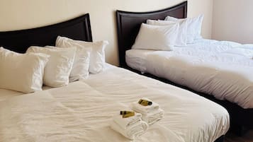 Habitación básica doble, 1 cama Queen size, para no fumadores | Sábanas de algodón egipcio, ropa de cama de alta calidad y edredón