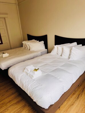 Quadruple Room, 2 Queen Beds, Non Smoking