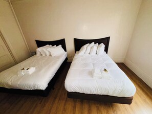 Quadruple Room, 2 Queen Beds, Non Smoking