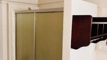 Habitación doble, baño privado | Baño | Albornoces, toallas, jabón y champú