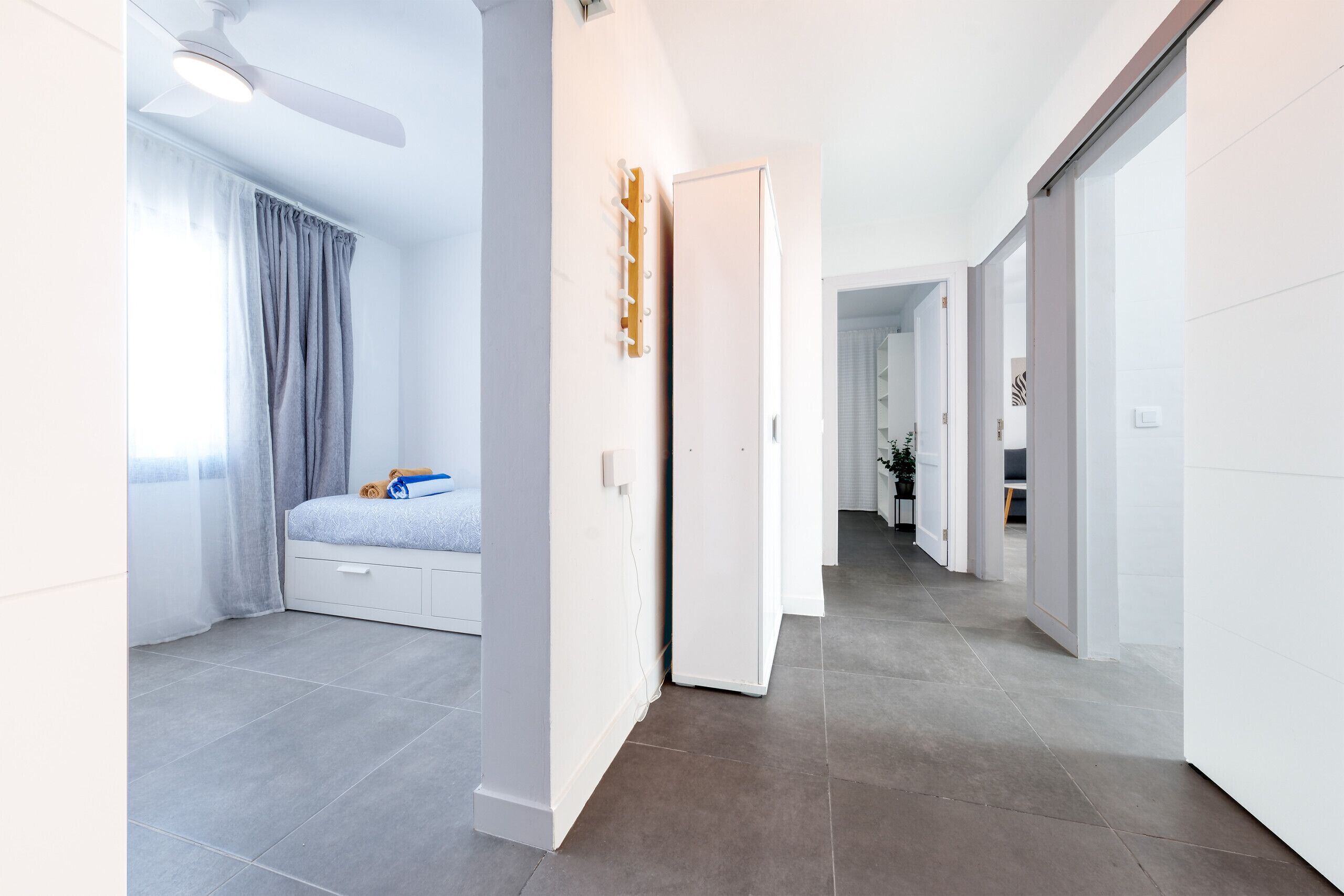 4 slaapkamers, een bureau, een strijkplank/strijkijzer, reisbedje