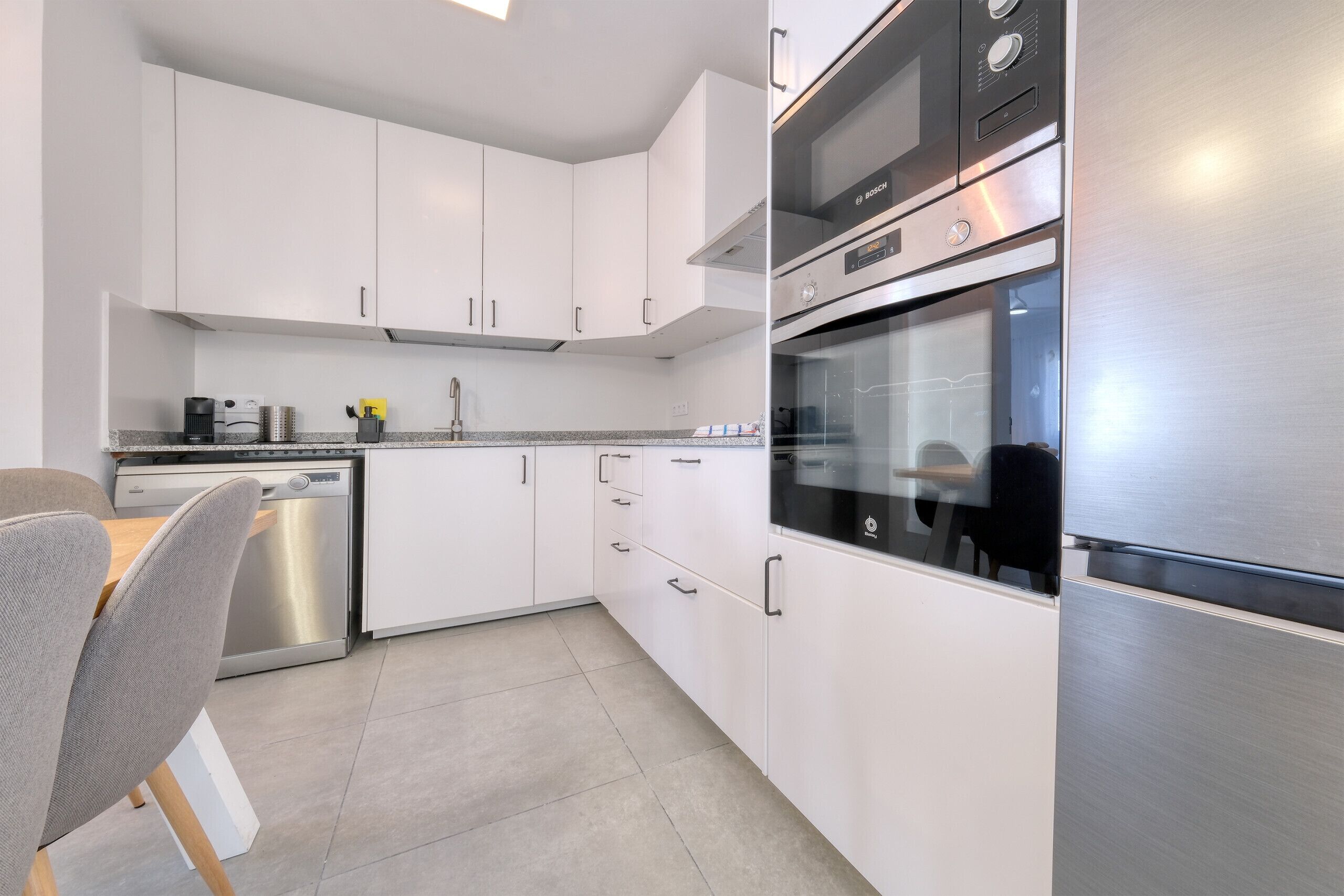 Frigorífico, microondas, horno y placa de cocina