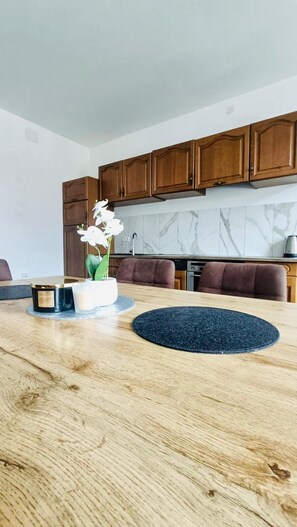 Ísskápur, örbylgjuofn, bakarofn, eldavélarhellur