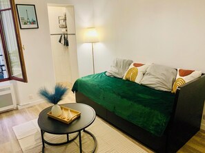 1 غرفة نوم وخدمة الإنترنت وملاءات أسرّة