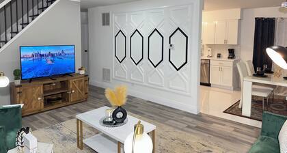 Charming Full Modern Home+Free Parking+Fast Wi-Fi & Centrally located