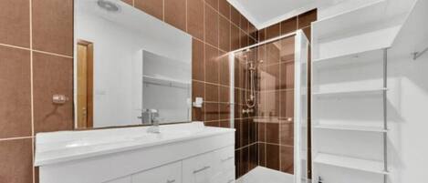 Regadera, secadora de cabello, toallas, jabón