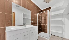 Douche, sèche-cheveux, serviettes fournies, savon